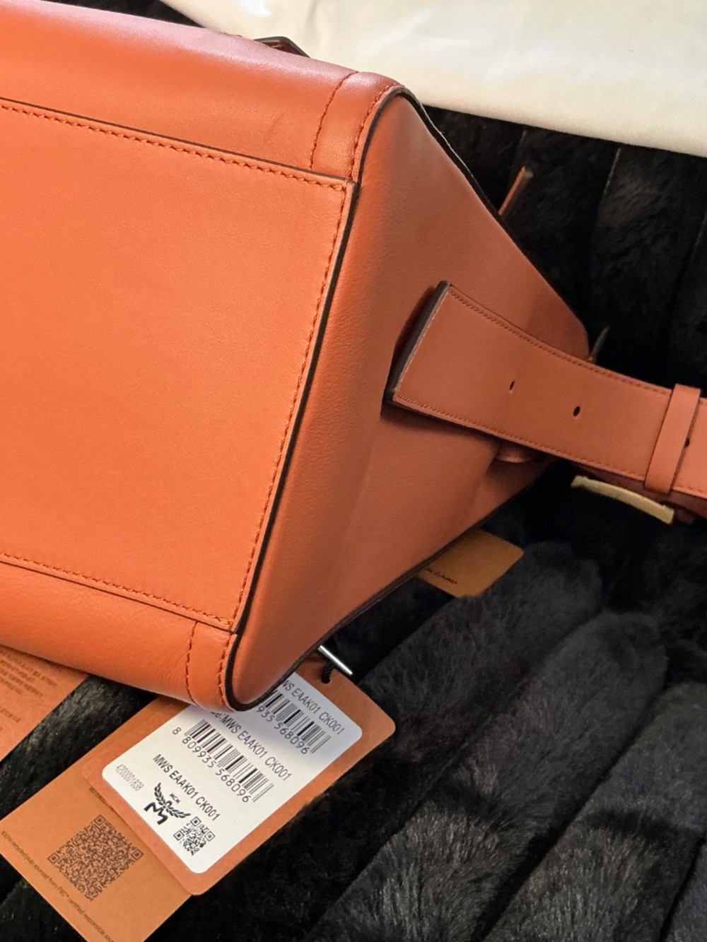 MCM NWT Diamant 3D Leather Messenger BAG comes with dust bag - Picture 5 of 13